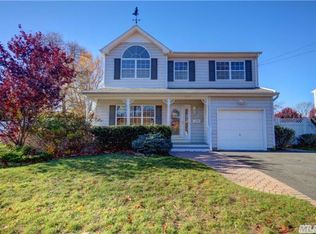 211 McCall Ave, West Islip, NY 11795