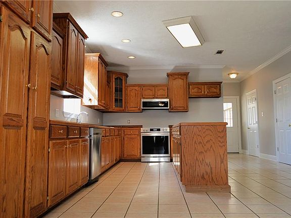 4th image of 144 Saint Clair Rd