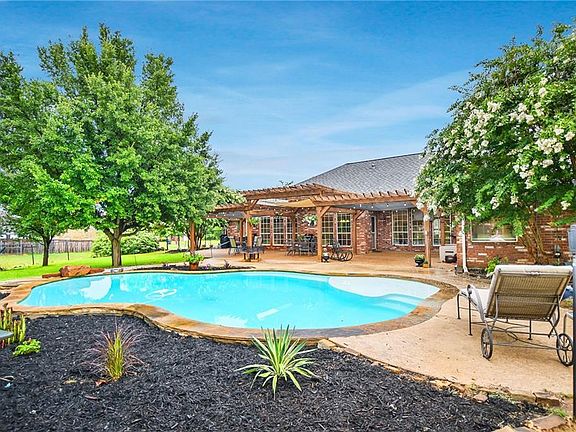 3rd image of 117 Laurel Oaks Ln