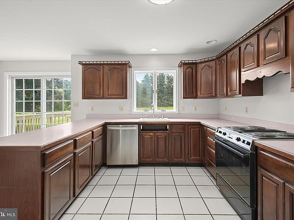 4th image of 3220 Regents Row
