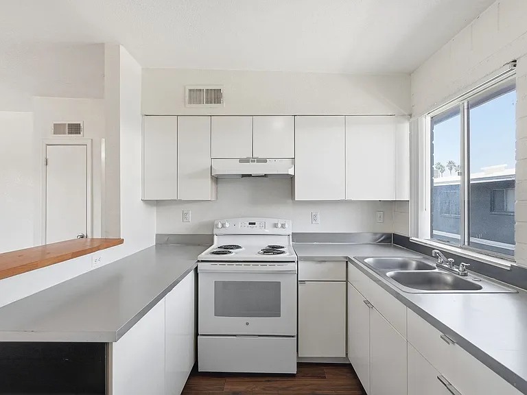 Alvernon811-835 — Photo 25