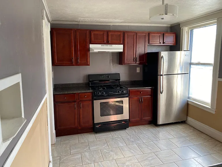 12 Davis Ave — Photo 2