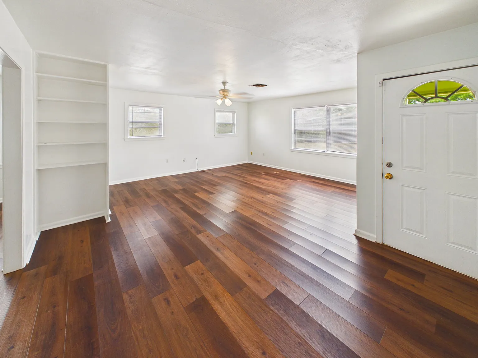 3 bed, 2.0 bath, 2132 sqft, $1,800 — Photo 3