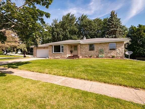 3rd image of 402 Meadow Park Dr