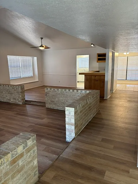 3 bed, 1858 sqft, $2,495 — Photo 2