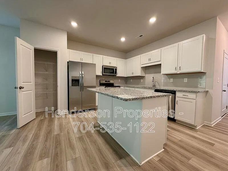 3 bed, 2.5 bath, 1443 sqft, $2,250 — Photo 2