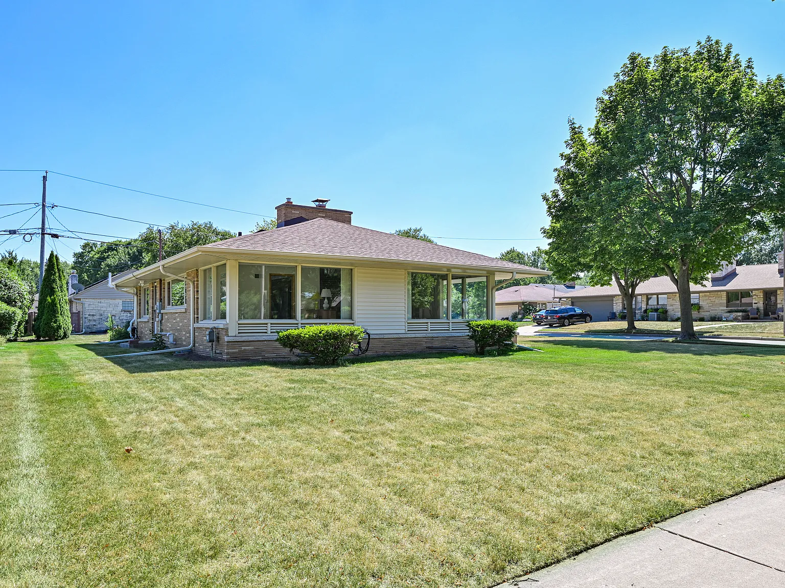 3 bed, 1.5 bath, 1752 sqft, $3,150 — Photo 2