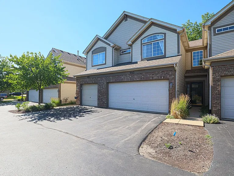 983 Parkhill Cir #983 — Photo 1