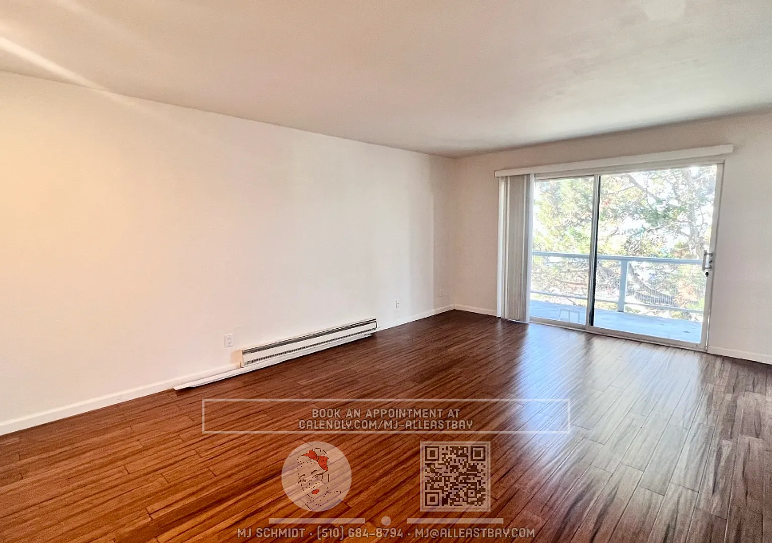 Beautiful large 1 bedroom with Hardwood laminate floors, parking and water view! — Photo 2