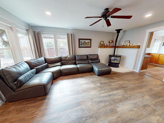 4th image of 1650 Ballard Ln
