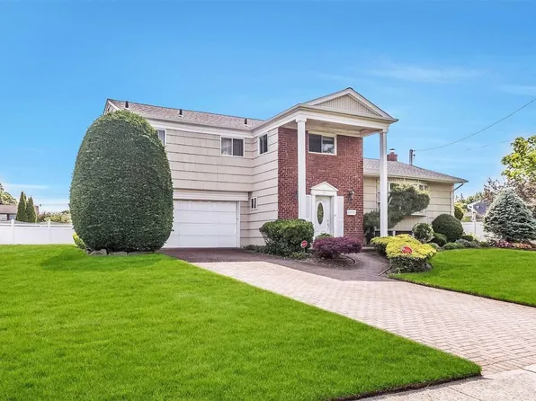 71 Rainbow Road, Massapequa Park, NY 11762