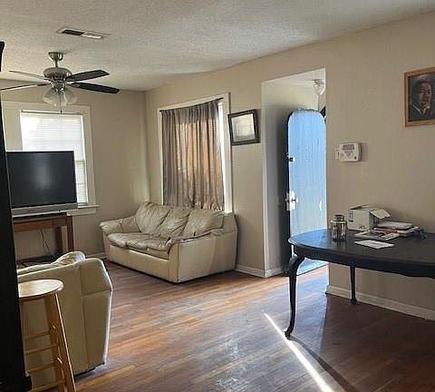 5th image of 702 Webster St