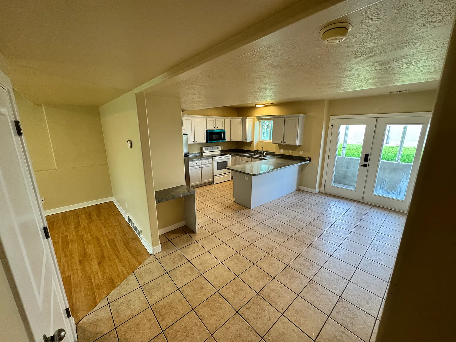 3 bed, 1200 sqft, $1,900 — Photo 1