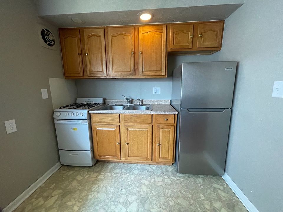 1st image of 2448 W Kilbourn Ave #9
