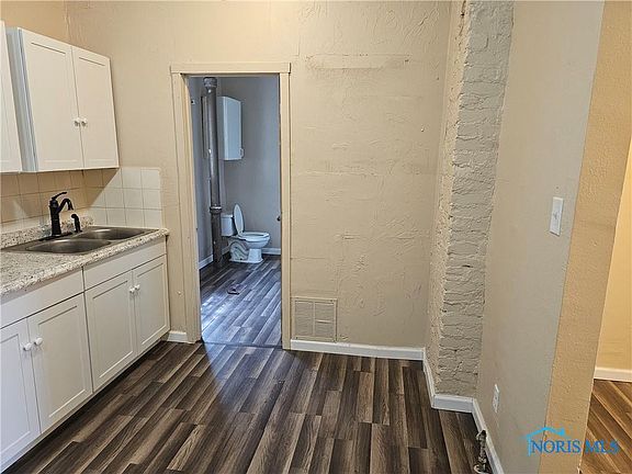 4th image of 1511 Emma St