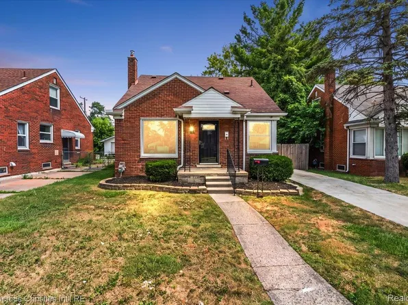 21711 Bournemouth St, Harper Woods, MI 48225