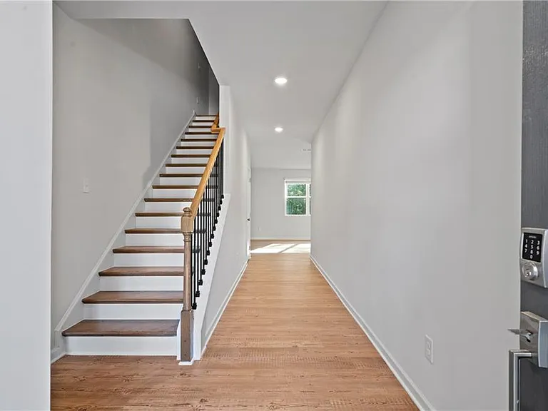 785 Summerwood Ln — Photo 4