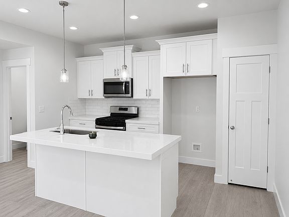 3rd image of 1402 E Chateau Ridge Way