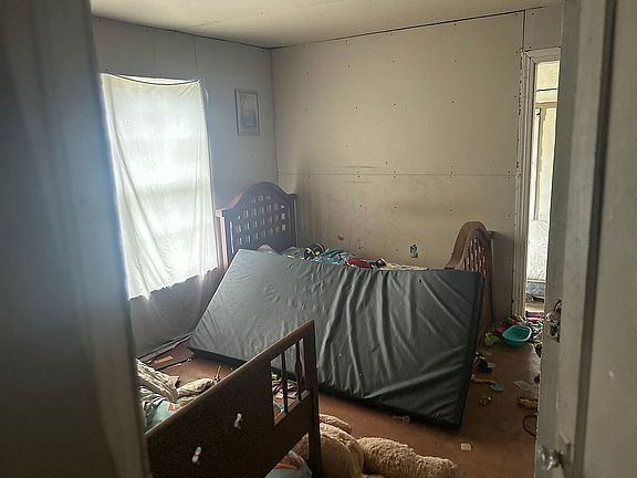 6th image of 607 N Main St