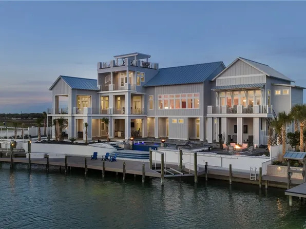 305 Estes Dr, Rockport, TX 78382