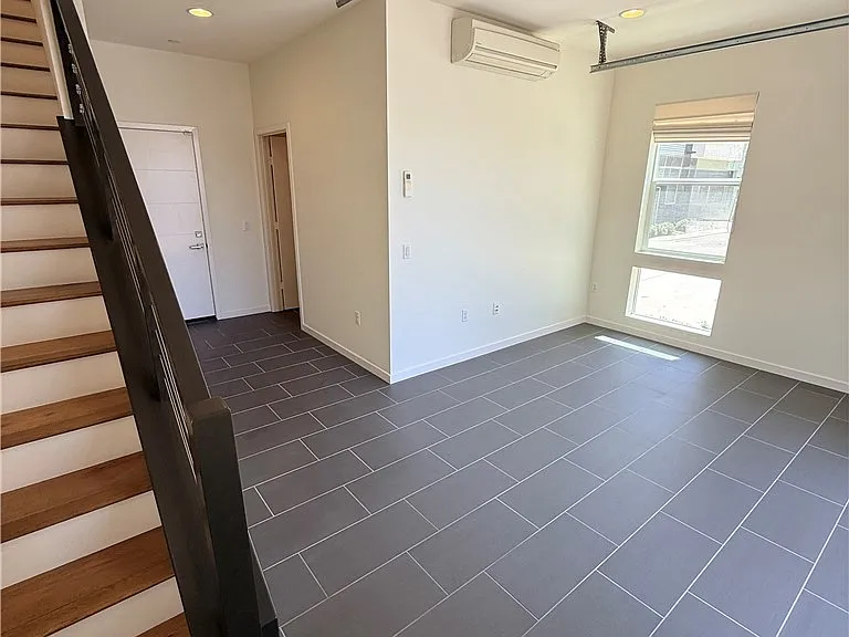 1527 Sullivan Ave — Photo 6
