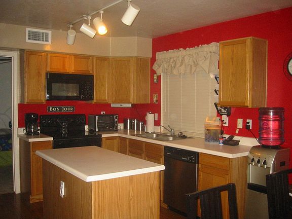 Nice Kitchen for all Gourmet Dinners.