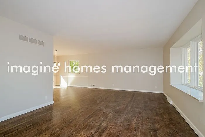101 Thorncliff Ln — Photo 3