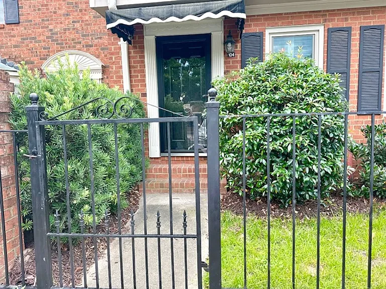 104 Carlyle Cir — Photo 3