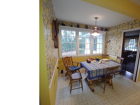 3rd image of 423 Bishop Dr