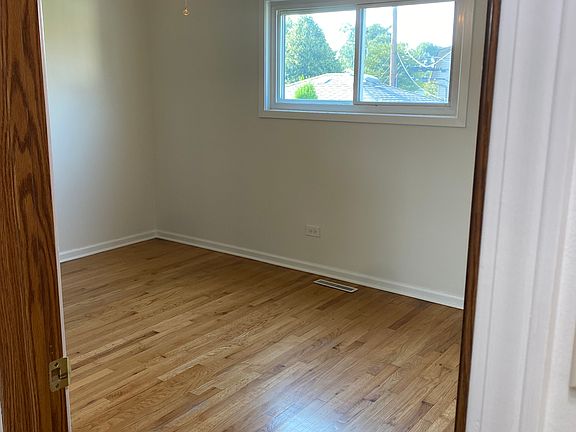 5th image of 10 E Schubert Ave