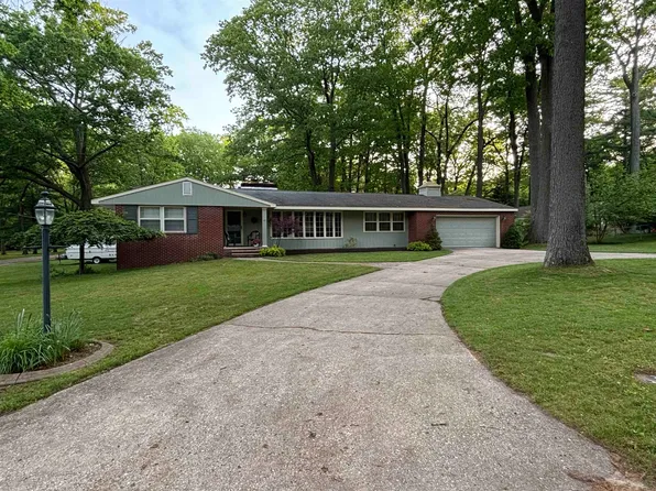 210 Country Club Dr, Whitehall, MI 49461