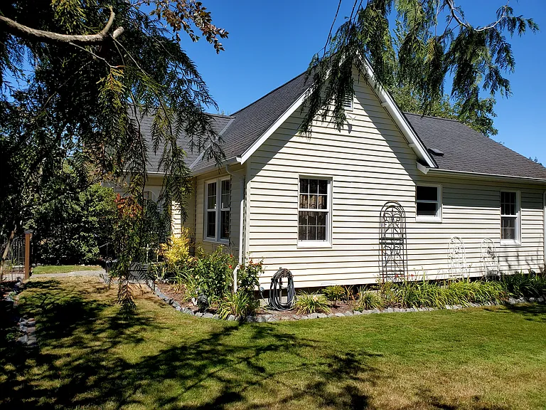 1126 Rainier Ave — Photo 3