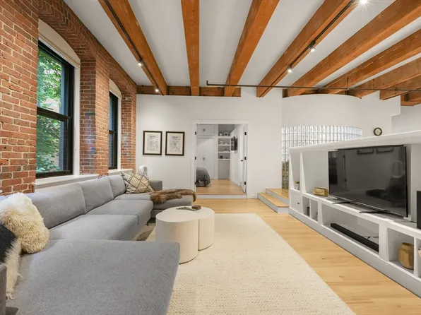 33 Sleeper St APT 208, Boston, MA 02210