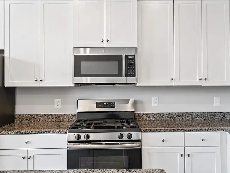 1221 Trenton Pl SE — Photo 10