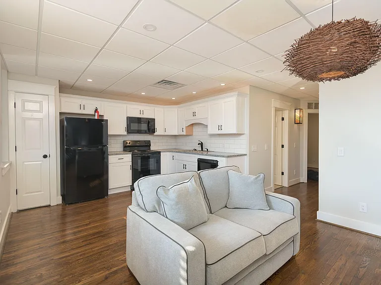 102 W Market St #B — Photo 16