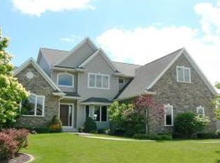 1127 Crown Pointe Cir, Suamico, WI 54173