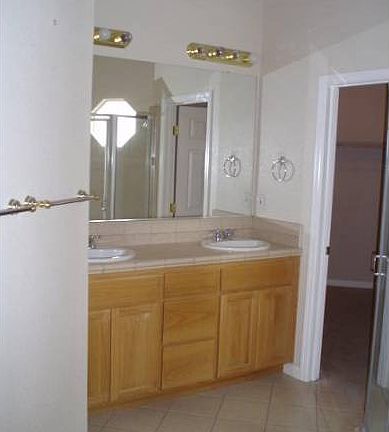 master suite w/ walk-in c