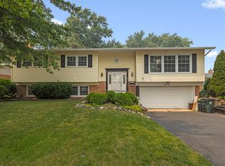 610 W Burning Tree Ln, Arlington Heights, IL 60004