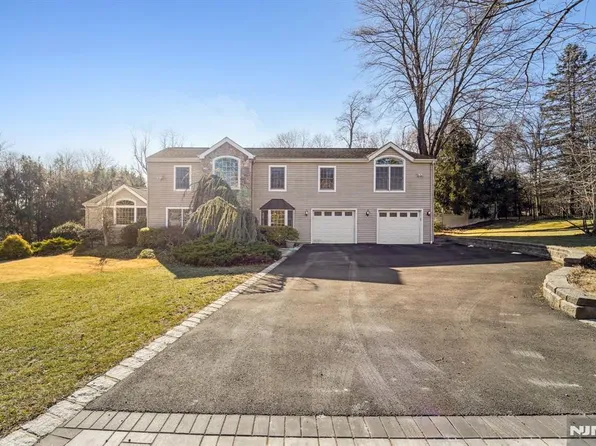 10 Wilton Dr, Allendale, NJ 07401