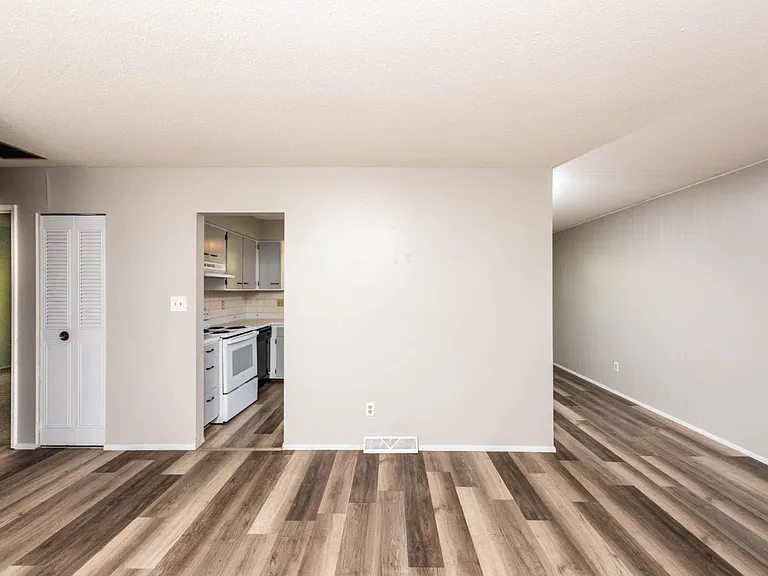 15 Regency Ct #15 — Photo 5