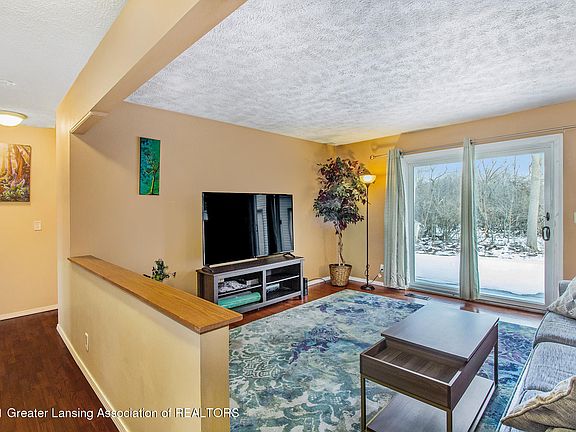 3rd image of 1611 Holly Ct