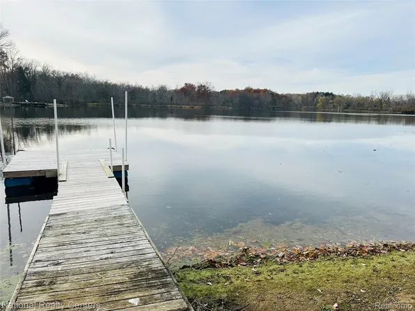 12063 Kirby Ln, South Lyon, MI 48178