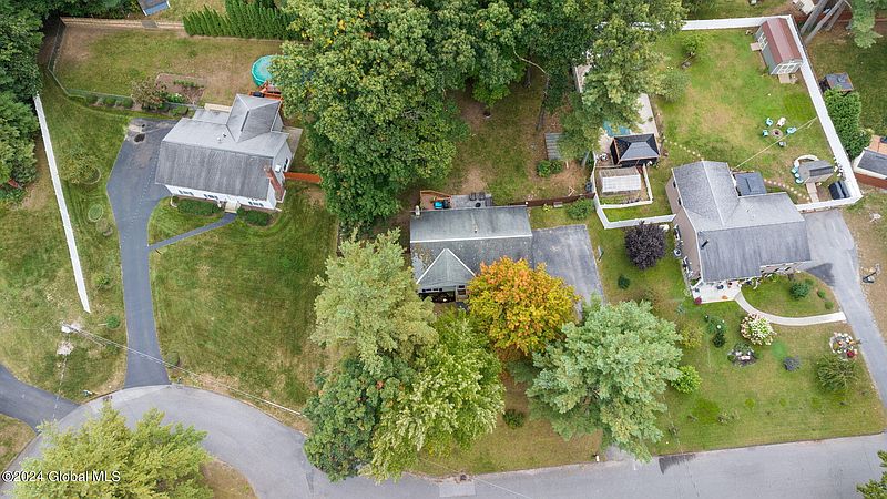 5th image of 6 Strawberry Court