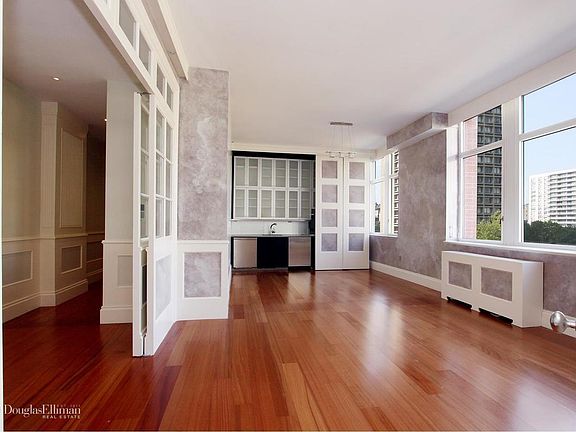 5th image of 25 W Houston St APT 5D