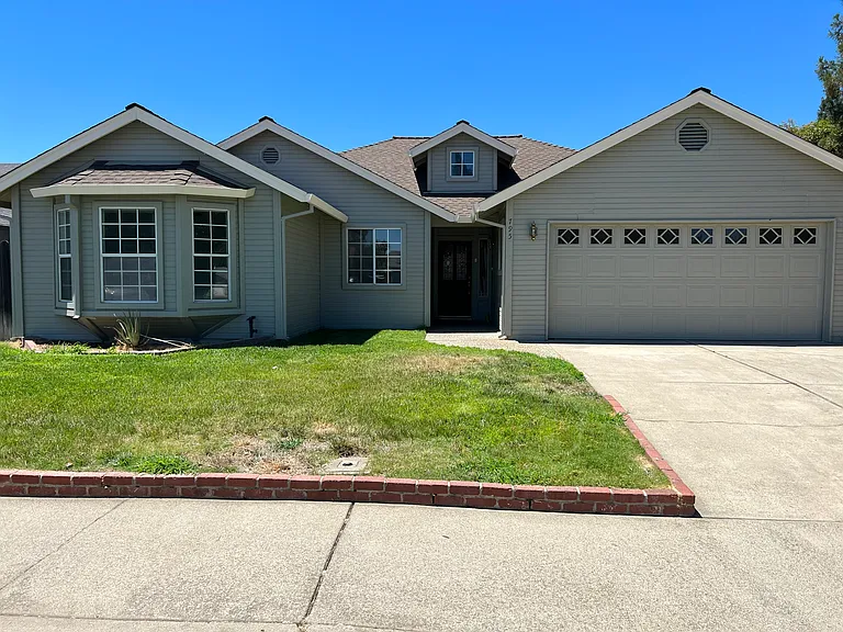795 Railroad Ave — Photo 1