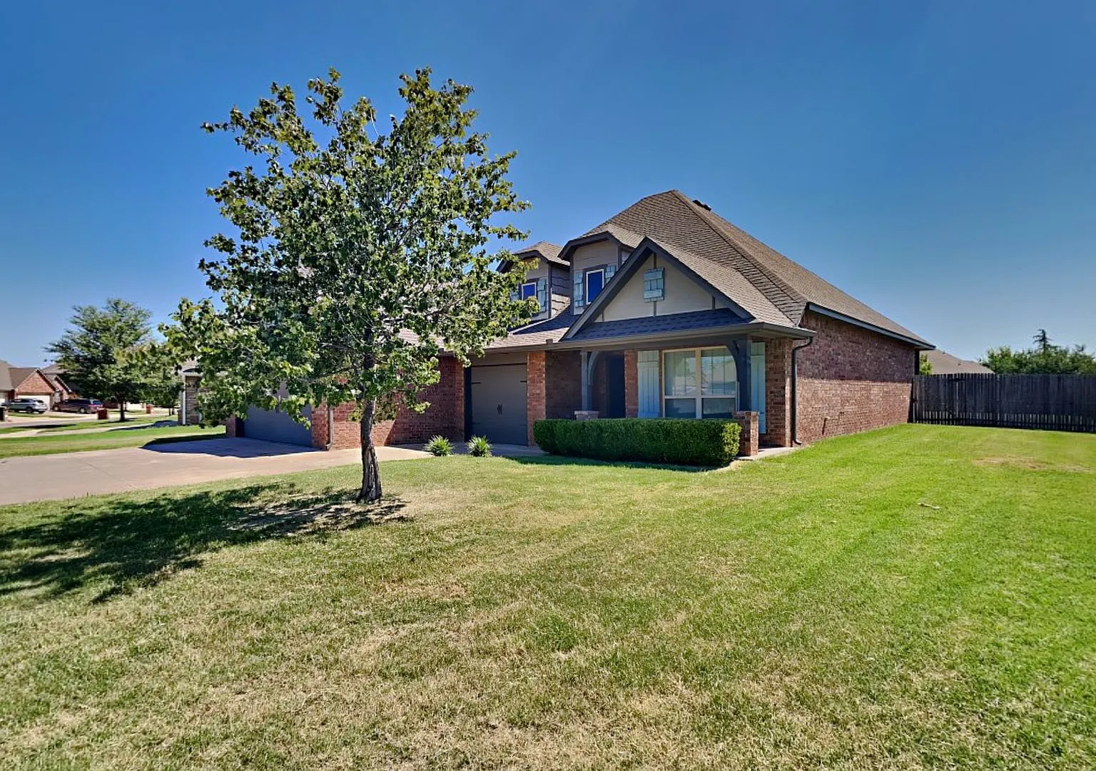Luxury 4 Bedroom 2 Bath in Mustang Schools — Photo 4