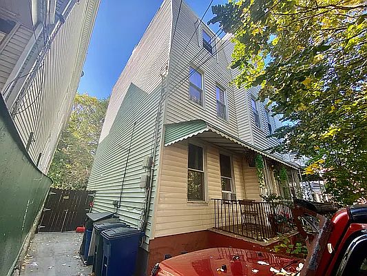 3rd image of 648 E 221st St