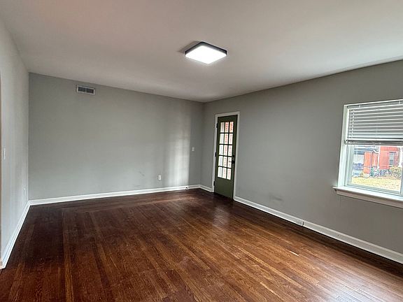 5th image of 2621-2623 Woodburn Ave #105