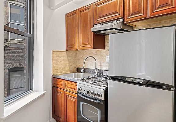 4th image of 203 W 91st St #3B