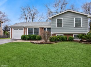 233 Lafayette Dr, Bolingbrook, IL 60440